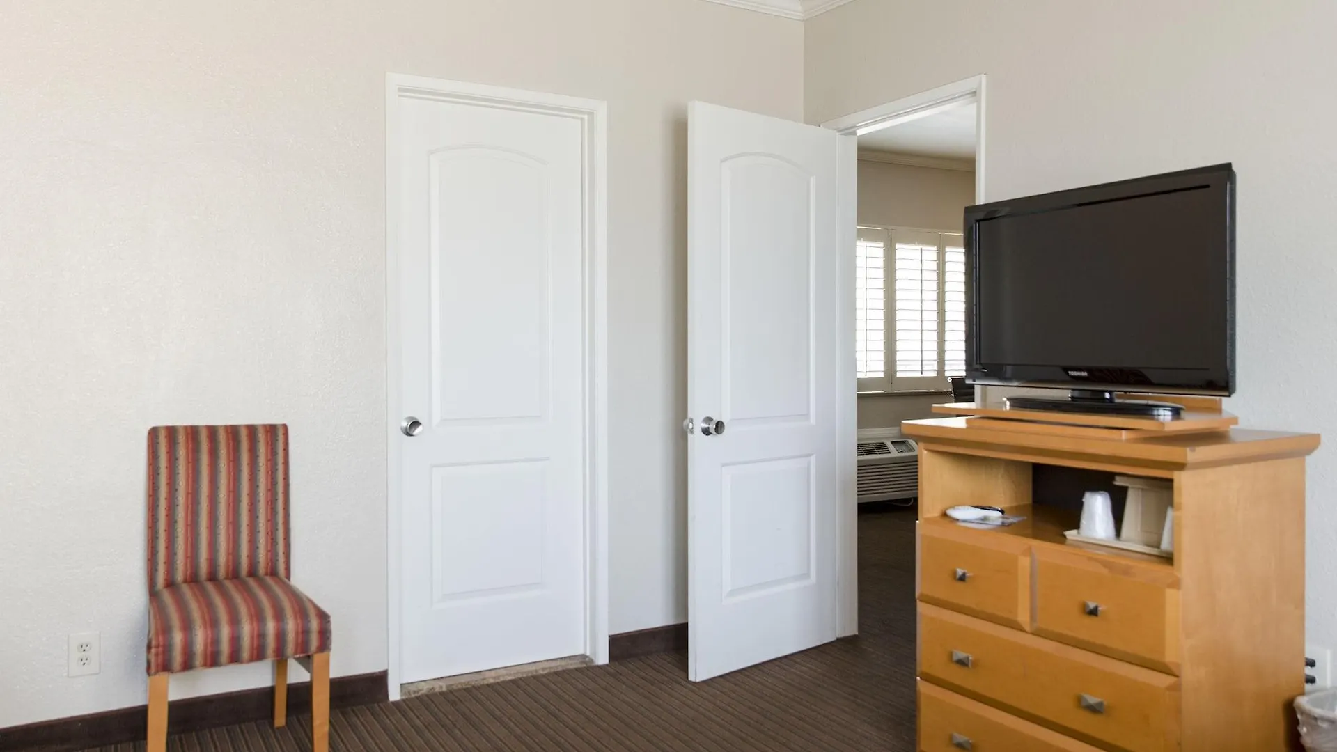 Anaheim Islander Inn And Suites Near Park And Convention Center