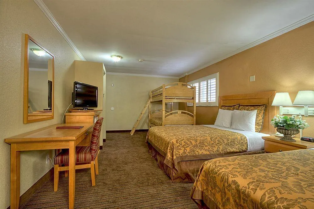 Anaheim Islander Inn And Suites Near Park And Convention Center