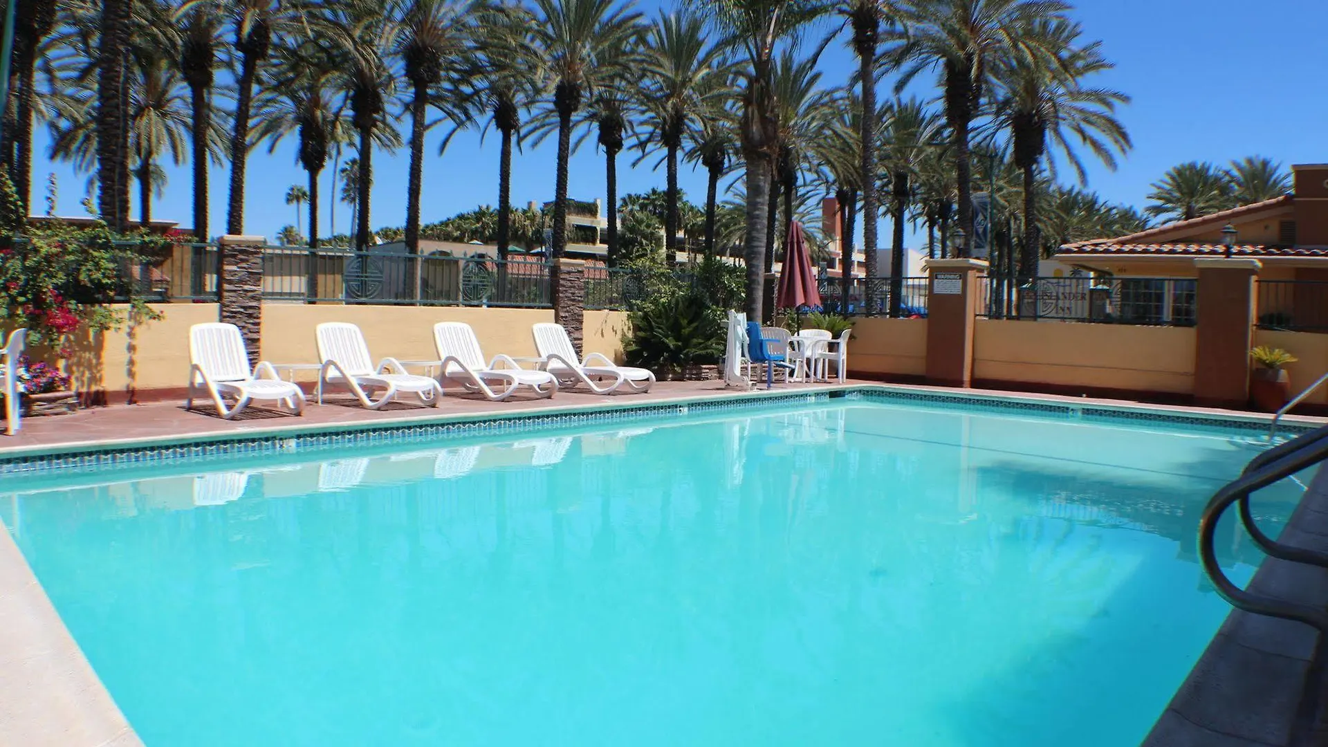 Anaheim Islander Inn And Suites Near Park And Convention Center Motel