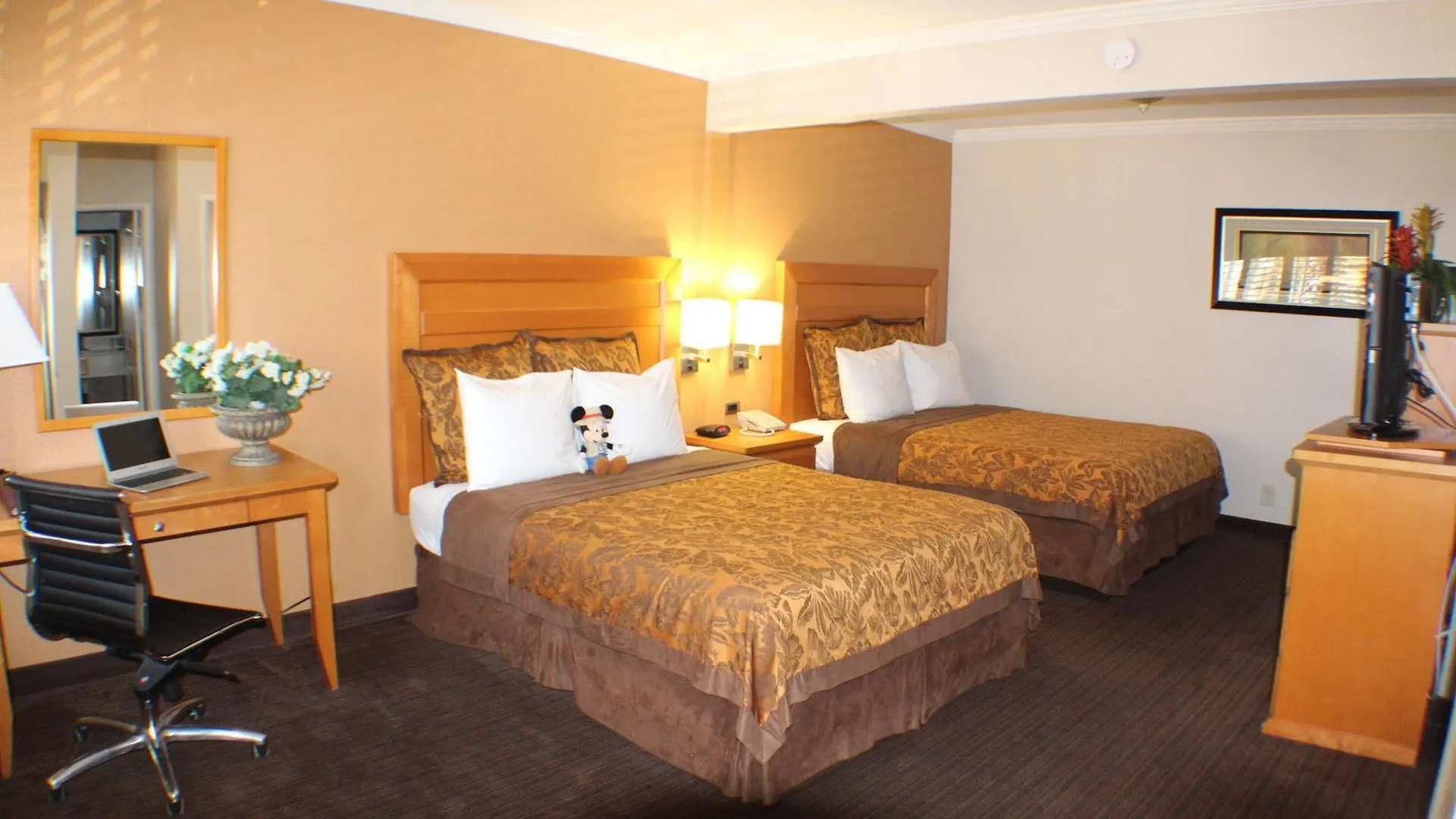 Motel Anaheim Islander Inn And Suites Near Park And Convention Center