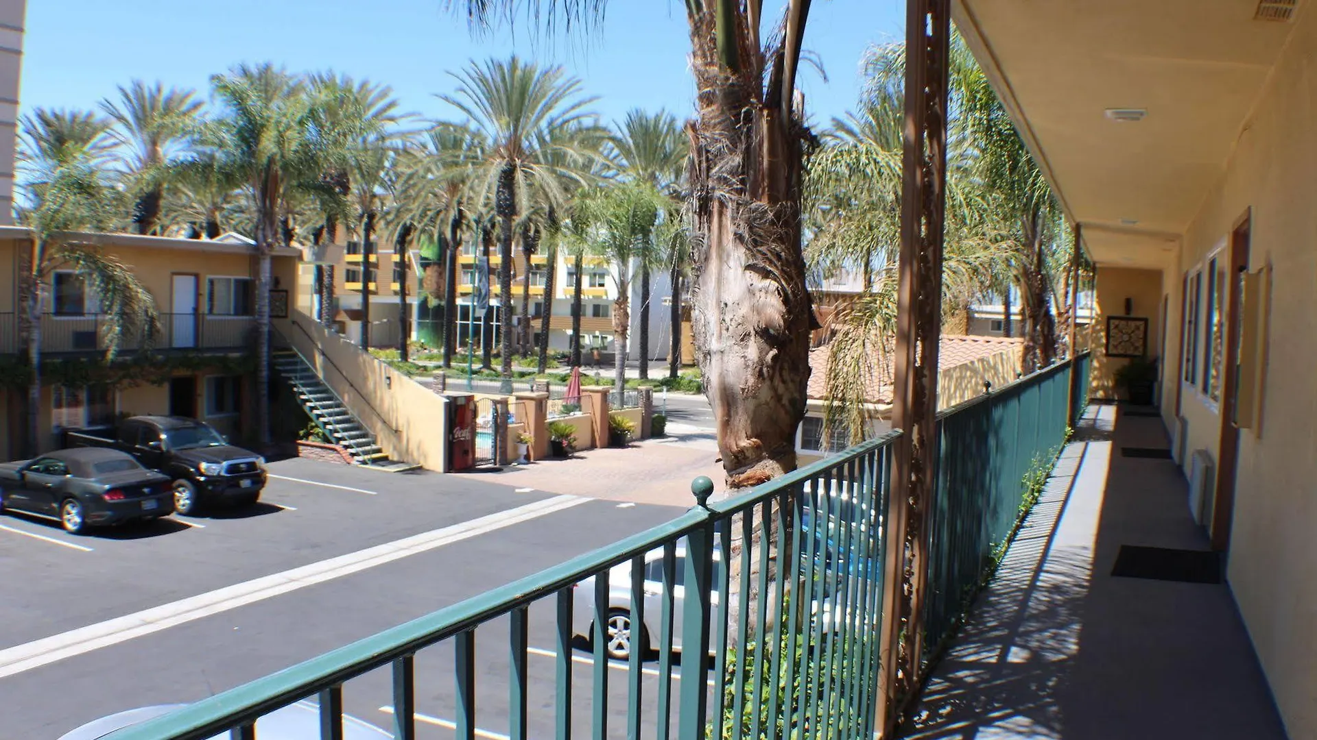 Anaheim Islander Inn And Suites Near Park And Convention Center Motel